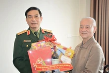 Đại tướng Phan Văn Giang tặng quà Tết Đại tướng Phạm Văn Trà. Ảnh: Báo Quân đội nhân dân