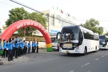 Cán bộ Liên đoàn Lao động tỉnh Đồng Nai tiễn công nhân về quê đón Tết 2021.