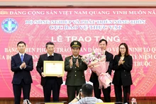 Trung tướng Nguyễn Đình Thuận trao Bằng khen vì sự nghiệp bảo vệ an ninh Tổ quốc của Bộ Công an cho tập thể Cục Bảo vệ thực vật vì đã có thành tích xuất sắc trong phong trào toàn dân bảo vệ an ninh tổ quốc.