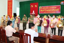 Trao quà cho người dân có hoàn cảnh khó khăn tại huyện Long Phú.