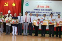Trao bằng công nhận Nghệ nhân ưu tú tại tỉnh Vĩnh Long. (Ảnh: BÁ DŨNG)