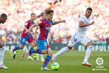 Gavi nỗ lực rê bóng trong vòng vây 2 cầu thủ Real Madrid. (Ảnh: LaLiga)