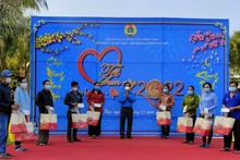 Chủ tịch Liên đoàn Lao động tỉnh Đồng Tháp Trần Hoàng Vũ trao quà cho đoàn viên, người lao động tại Chương trình “Tết sum vầy-Xuân bình an”.