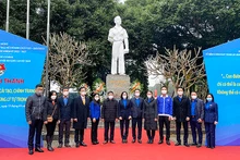 Đại diện lãnh đạo các ban, sở, ngành, đoàn thể khánh thành công trình thanh niên cải tạo tượng đài anh hùng Lý Tự Trọng.