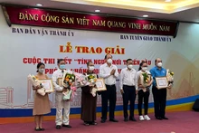 Trao giải cho các cán bộ, đảng viên, công chức, viên chức có bài viết xuất sắc.