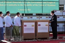 Thủ tướng Campuchia Samdech Techo Hun Sen (phải) trao tặng thiết bị vật tư y tế để hỗ trợ Myanmar ứng phó đại dịch Covid-19. (Ảnh: THX/TTXVN)