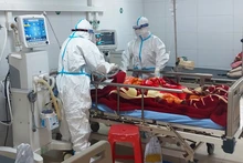 Chăm sóc, điều trị bệnh nhân Covid-19 tại Khoa Bệnh nhiệt đới, Bệnh viện Đa khoa tỉnh Thanh Hóa.