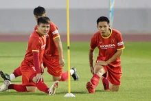 Hùng Dũng (phải) được PTI hỗ trợ 300 triệu đồng điều trị chấn thương. (Ảnh: VFF)