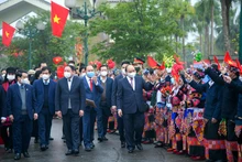 Hình ảnh Chủ tịch nước Nguyễn Xuân Phúc với các đại biểu dân tộc thiểu số tại Ngày hội Sắc Xuân trên mọi miền Tổ quốc năm 2022. Ảnh: THÀNH ĐẠT