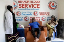Anh Mohamed Abdi Hussein hiến máu tại ngân hàng máu Benadir, Mogadishu, Somalia, ngày 7/2/2022. (Ảnh: REUTERS)