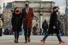 Người đi bộ đeo khẩu trang trong Vườn Tuileries ở Paris, Pháp, ngày 5/1/2022. (Ảnh: REUTERS)
