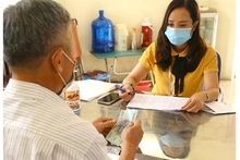 Chi trả hỗ trợ cho người bị ảnh hưởng bởi Covid-19 theo Nghị quyết 68 ở phường Thạch Bàn, quận Long Biên, Hà Nội (Ảnh: Hoàng Hiếu)