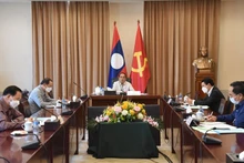 Đồng chí Bounthong Chitmany (giữa) chủ trì hội nghị. Ảnh: Pasaxon