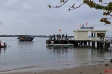 Huy động lực lượng, phương tiện tập trung tìm nạn nhân còn mất tích.