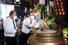 Các đại biểu dâng hương tại Đền tưởng niệm.