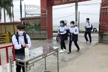 Học sinh Trường THCS Hoa Động (huyện Thủy Nguyên, TP Hải Phòng) rửa tay sát khuẩn trước khi vào trường. Ảnh: NGUYỄN DỊU