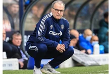Marcelo Bielsa và dáng ngồi đặc trưng trên đường pitch. (Ảnh: SportIllustrated)