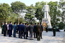 Lãnh đạo tỉnh Bắc Ninh dâng hương tại Đài tưởng niệm đồng chí Hoàng Quốc Việt.