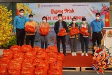 Đại diện Liên đoàn Lao động TP Hồ Chí Minh trao vé tàu, xe trong chương trình “Tấm vé nghĩa tình” cho người lao động dịp Tết Nhâm Dần 2022.