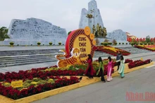 Người dân đến tham quan, chụp ảnh check-in tại Quảng trường Hồ Chí Minh thành phố Đồng Hới theo nhóm nhỏ để bảo đảm phòng dịch.