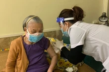 Tiêm vaccine phòng Covid-19 cho người cao tuổi tại nhà ở Hà Nội.