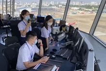 Kíp trực tại Đài Kiểm soát không lưu Tân Sơn Nhất. (Ảnh: VATM)
