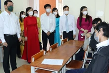 Bí thư Tỉnh ủy Đồng Nai Nguyễn Hồng Lĩnh (bên trái) cùng lãnh đạo Sở Giáo dục và Đào tạo tỉnh động viên học sinh Trường trung học phổ thông chuyên Lương Thế Vinh trong ngày đầu tiên trở lại học trực tiếp.