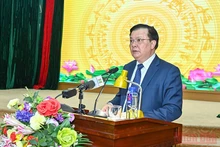 Đồng chí Đinh Tiến Dũng, Ủy viên Bộ Chính trị, Bí thư Thành ủy phát biểu ý kiến tại buổi làm việc với huyện Đông Anh. (Ảnh: DUY LINH)
