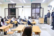Đoàn công tác của Sở Giáo dục và Đào tạo Hà Nội đến kiểm tra và động viên học sinh Trường THPT Phan Đình Phùng. (Ảnh: TTXVN)