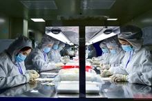 Dây chuyền sản xuất kit test kháng nguyên virus SARS-CoV-2 của Công ty TNHH Medicon. (Ảnh: THÀNH ĐẠT)