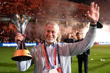 Roman Abramovich rạng rỡ với chiếc cúp mới nhất của Chelsea. (Ảnh: The Sun)
