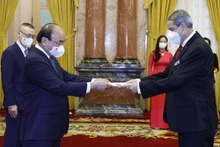 Chủ tịch nước Nguyễn Xuân Phúc nhận Quốc thư của Đại sứ Mexico Alejandro Negrin Munoz. (Ảnh: TTXVN)