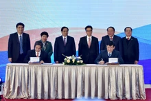 Thủ tướng Phạm Minh Chính chứng kiến Lễ ký kết Chương trình phối hợp về công tác y tế trường học và chăm sóc sức khỏe trẻ em, học sinh, sinh viên giai đoạn 2022-2026 giữa Bộ Giáo dục và Đào tạo, Bộ Y tế. (Ảnh: TRẦN HẢI)