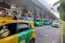 Taxi chờ đón khách tại Cảng hàng không quốc tế Tân Sơn Nhất. (Ảnh: Cục Hàng không Việt Nam)