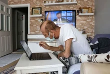Ông Muzaffer Kayasan kiểm tra kết quả xét nghiệm của mình qua máy tính tại căn hộ ở Istanbul, Thổ Nhĩ Kỳ, ngày 10/2/2022. Sau 78 lần xét nghiệm và lần nào cũng cho kết quả dương tính, ông phải cách ly với gia đình trong 14 tháng liên tục. (Ảnh: REUTERS)