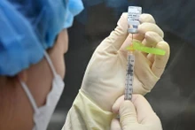 Chuẩn bị 1 liều vaccine Pfizer-BioNTech tại 1 trung tâm tiêm chủng ở Seoul, Hàn Quốc. (Ảnh: Pool/REUTERS)