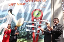 Đại sứ Nguyễn Mạnh Tuấn, Giám đốc Nhà Triển lãm Việt Nam Phùng Thị Thanh Thủy, Nhà sáng lập kiêm Chủ tịch Bernard Weber và Giám đốc Jean Paul De La Fuente của tổ chức 7 Kỳ quan mới của thế giới chứng kiến lễ ra mắt Cột mốc Kỳ quan mới của thế giới trong khuôn viên Nhà Triển lãm Việt Nam. (Ảnh: Bộ Văn hóa, Thể thao và Du lịch) 
