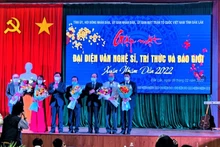 Bí thư Tỉnh ủy Đắk Lắk Nguyễn Đình Trung và Chủ tịch Ủy ban nhân dân tỉnh Phạm Ngọc Nghị tặng hoa chúc mừng lãnh đạo các đơn vị.