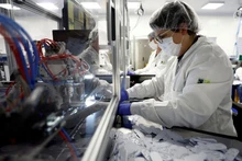 Nhân viên làm việc trên dây chuyền sản xuất bộ kit xét nghiệm Covid-19 tại nhà máy NG Biotech ở Guipry-Messac, Pháp, ngày 12/1/2022. (Ảnh: REUTERS)