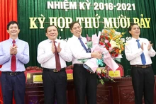 Lãnh đạo tỉnh Quảng Trị tặng hoa chúc mừng đồng chí Nguyễn Đăng Quang.