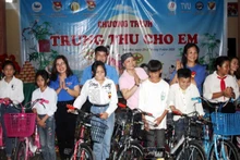 Ban tổ chức tặng xe đạp cho học sinh vùng cao đến trường học tập.
