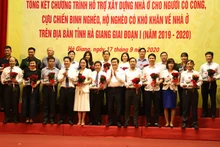 Nguyên Chủ tịch nước Trương Tấn Sang và Bí thư Tỉnh ủy Hà Giang, Đặng Quốc Khánh tri ân các doanh nghiệp đóng góp thực hiện chương trình.