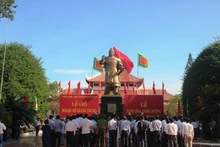 Đoàn đại biểu lãnh đạo tỉnh Bình Định và các tầng lớp nhân dân dâng hương, dâng hoa tại tượng đài Hoàng đế Quang Trung và đền thờ Tây Sơn Tam kiệt (trong Bảo tàng Quang Trung).