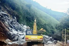 Sạt lở trên tuyến quốc lộ 4D từ thành phố Lào Cai đi Sa Pa.