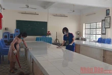 Thầy cô giáo các trường dọn vệ sinh môi trường trong và ngoài trường học.