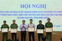 Chủ tịch UBND tỉnh Điện Biên Mùa A Sơn trao Bằng khen của UBND tỉnh tặng các tập thể có nhiều đóng góp thực hiện chương trình.