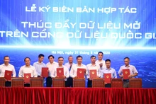 Đại diện các đơn vị thuộc Bộ TT-TT, Bộ Tài nguyên và Môi trường, Bộ Khoa học và Công nghệ, Bộ Y tế, Bộ Giáo dục và Đào tạo, Bảo hiểm xã hội Việt Nam, Đại học Quốc gia Hà Nội, Tổng công ty Bưu điện Việt Nam ký biên bản hợp tác về thúc đẩy dữ liệu mở và đồng hành trong việc xây dựng và triển khai hoàn thiện Cổng dữ liệu quốc gia.