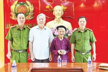 Đội Cảnh sát Hình sự Công an thành phố Thanh Hóa trao trả tài sản cho gia đình bị hại. Ảnh | Thái Thanh