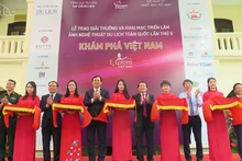 Lễ trao giải thưởng và khai mạc triển lãm ảnh diễn ra sáng 24-9 (Ảnh: TCDL)