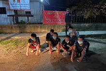 Sáu người đàn ông mang quốc tịch Trung Quốc bị bắt giữ khi nhập cảnh trái phép vào Thái Lan. (Ảnh: Bangkok Post).